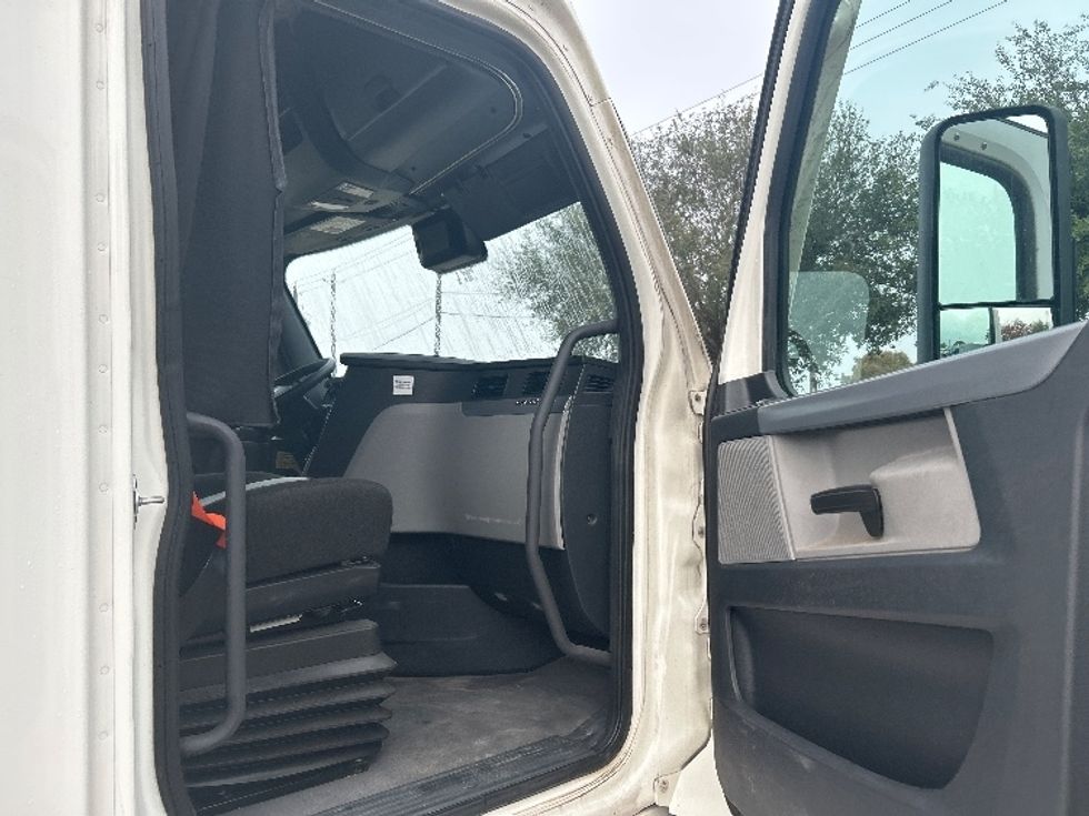 Sleeper Tractor-Heavy Duty Tractors-Freightliner-2022-T12664ST-Houston-TX-380,632\n\t\tmiles-$ 84,250 - Image 13