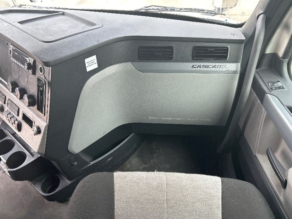 Sleeper Tractor-Heavy Duty Tractors-Freightliner-2022-T12664ST-Houston-TX-380,632\n\t\tmiles-$ 84,250 - Image 14