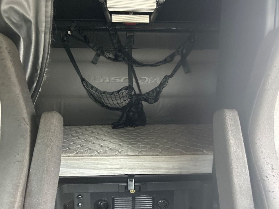 Sleeper Tractor-Heavy Duty Tractors-Freightliner-2022-T12664ST-Houston-TX-380,632\n\t\tmiles-$ 84,250 - Image 16