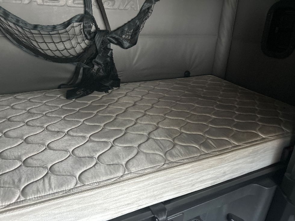 Sleeper Tractor-Heavy Duty Tractors-Freightliner-2022-T12664ST-Houston-TX-380,632\n\t\tmiles-$ 84,250 - Image 17