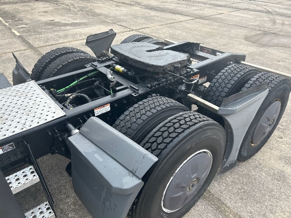 Sleeper Tractor-Heavy Duty Tractors-Freightliner-2022-T12664ST-Houston-TX-380,632\n\t\tmiles-$ 84,250 - Image 22