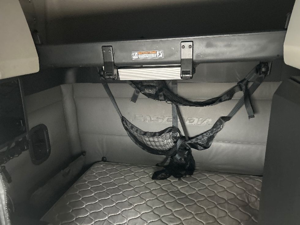 Sleeper Tractor-Heavy Duty Tractors-Freightliner-2022-T12664ST-Houston-TX-380,632\n\t\tmiles-$ 84,250 - Image 23