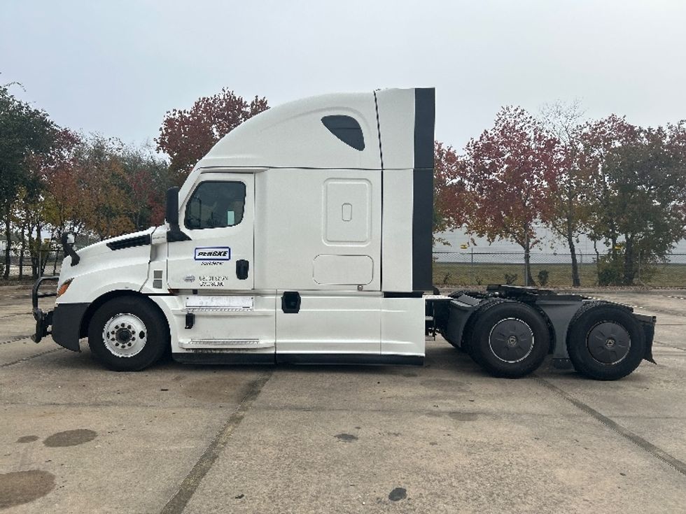 Sleeper Tractor-Heavy Duty Tractors-Freightliner-2022-T12664ST-Houston-TX-380,632\n\t\tmiles-$ 84,250 - Image 4