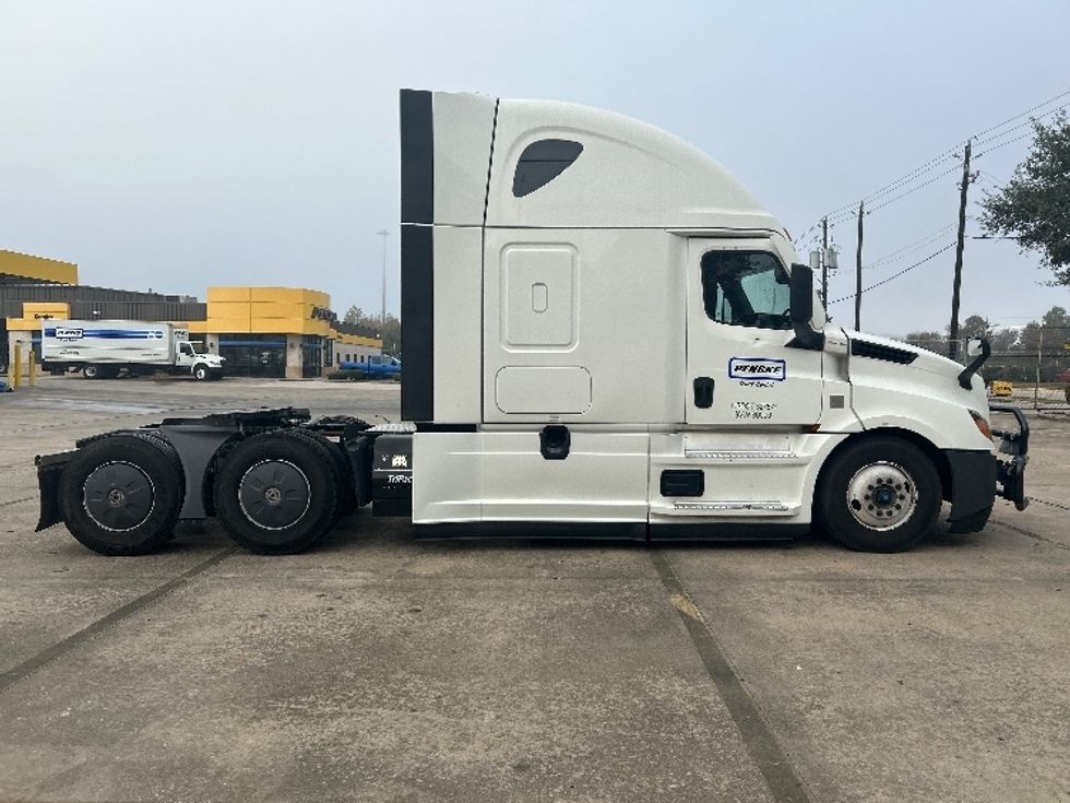 Sleeper Tractor-Heavy Duty Tractors-Freightliner-2022-T12664ST-Houston-TX-380,632\n\t\tmiles-$ 84,250 - Image 8