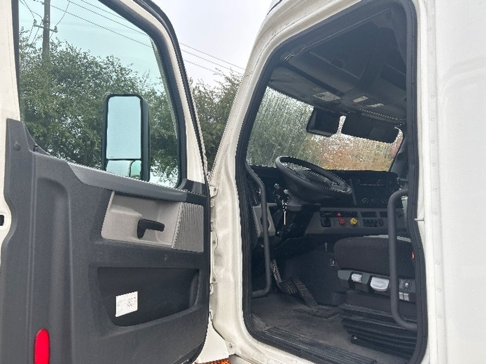 Sleeper Tractor-Heavy Duty Tractors-Freightliner-2022-T12664ST-Houston-TX-380,632\n\t\tmiles-$ 84,250 - Image 9