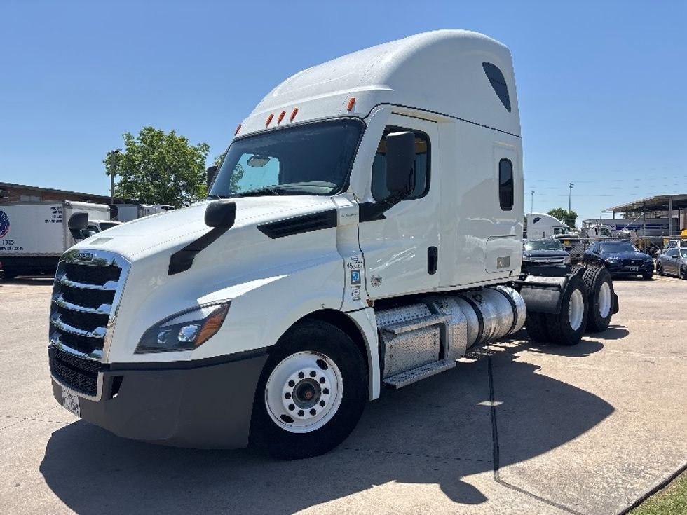 Sleeper Tractor-Heavy Duty Tractors-Freightliner-2022-T12664ST-Houston-TX-381,659\n\t\tmiles-$ 79,000 - Image 1