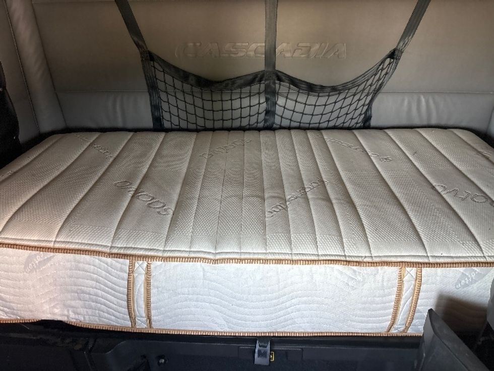 Sleeper Tractor-Heavy Duty Tractors-Freightliner-2022-T12664ST-Houston-TX-381,659\n\t\tmiles-$ 79,000 - Image 15