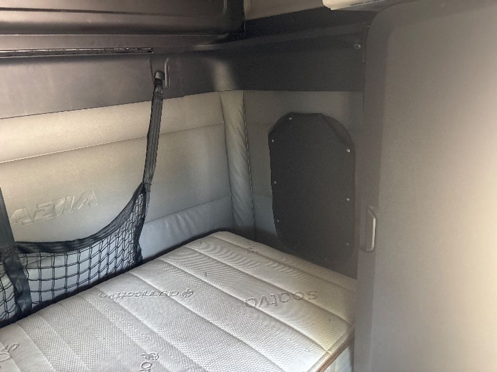 Sleeper Tractor-Heavy Duty Tractors-Freightliner-2022-T12664ST-Houston-TX-381,659\n\t\tmiles-$ 79,000 - Image 16