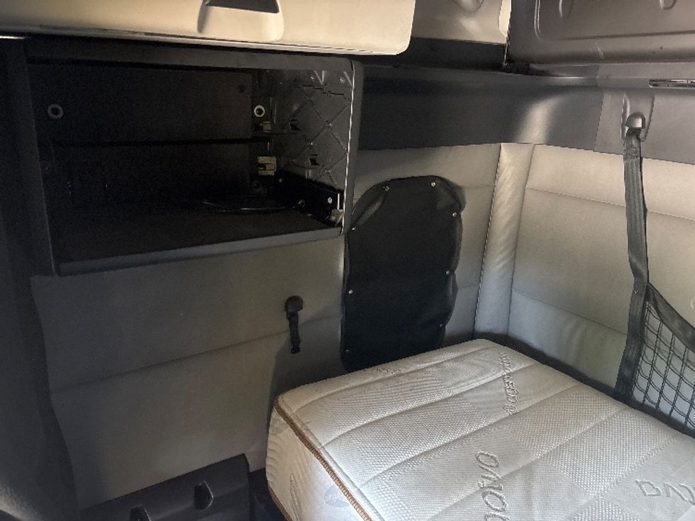 Sleeper Tractor-Heavy Duty Tractors-Freightliner-2022-T12664ST-Houston-TX-381,659\n\t\tmiles-$ 79,000 - Image 17