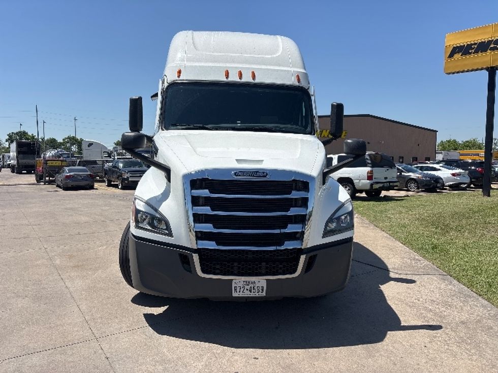Sleeper Tractor-Heavy Duty Tractors-Freightliner-2022-T12664ST-Houston-TX-381,659\n\t\tmiles-$ 79,000 - Image 2