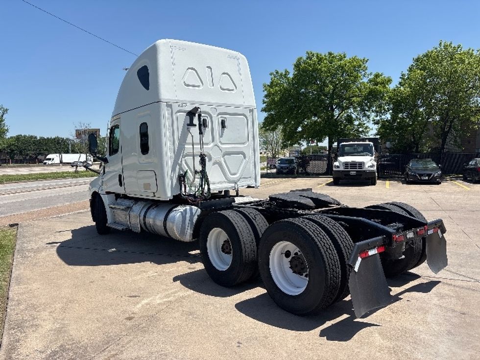 Sleeper Tractor-Heavy Duty Tractors-Freightliner-2022-T12664ST-Houston-TX-381,659\n\t\tmiles-$ 79,000 - Image 5