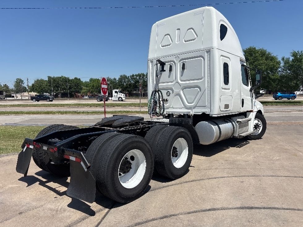 Sleeper Tractor-Heavy Duty Tractors-Freightliner-2022-T12664ST-Houston-TX-381,659\n\t\tmiles-$ 79,000 - Image 7