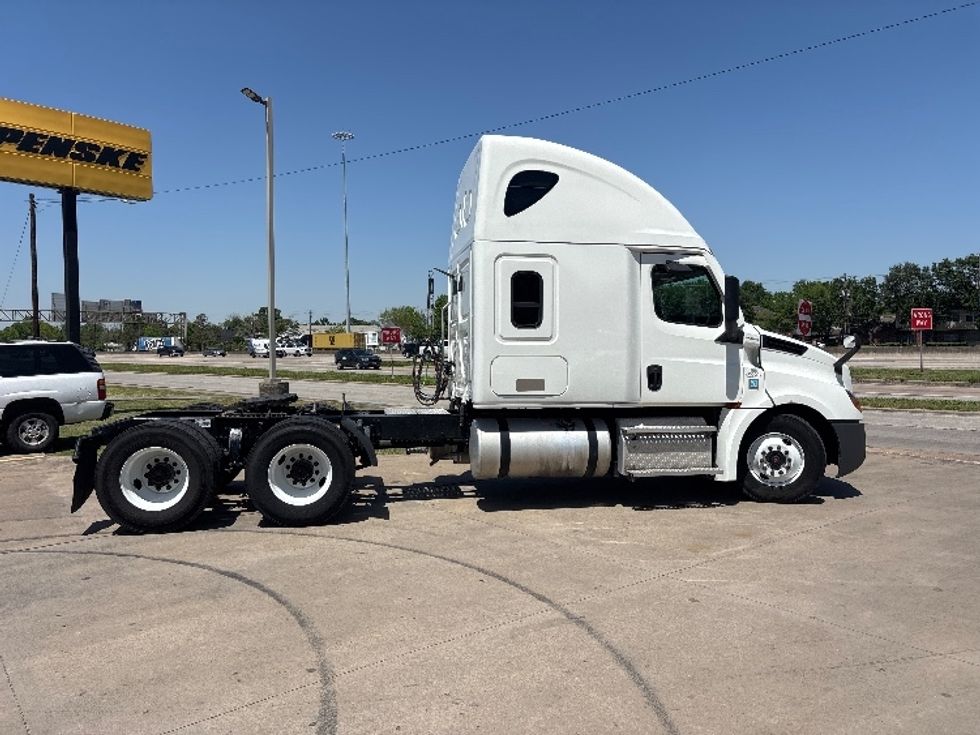 Sleeper Tractor-Heavy Duty Tractors-Freightliner-2022-T12664ST-Houston-TX-381,659\n\t\tmiles-$ 79,000 - Image 8