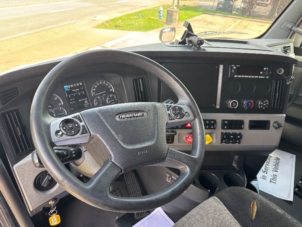 Sleeper Tractor-Heavy Duty Tractors-Freightliner-2022-T12664ST-Houston-TX-390,108\n\t\tmiles-$ 84,750 - Image 11