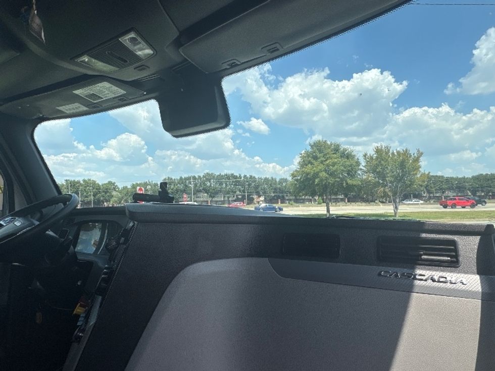 Sleeper Tractor-Heavy Duty Tractors-Freightliner-2022-T12664ST-Houston-TX-390,108\n\t\tmiles-$ 84,750 - Image 14