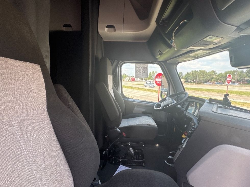 Sleeper Tractor-Heavy Duty Tractors-Freightliner-2022-T12664ST-Houston-TX-390,108\n\t\tmiles-$ 84,750 - Image 15