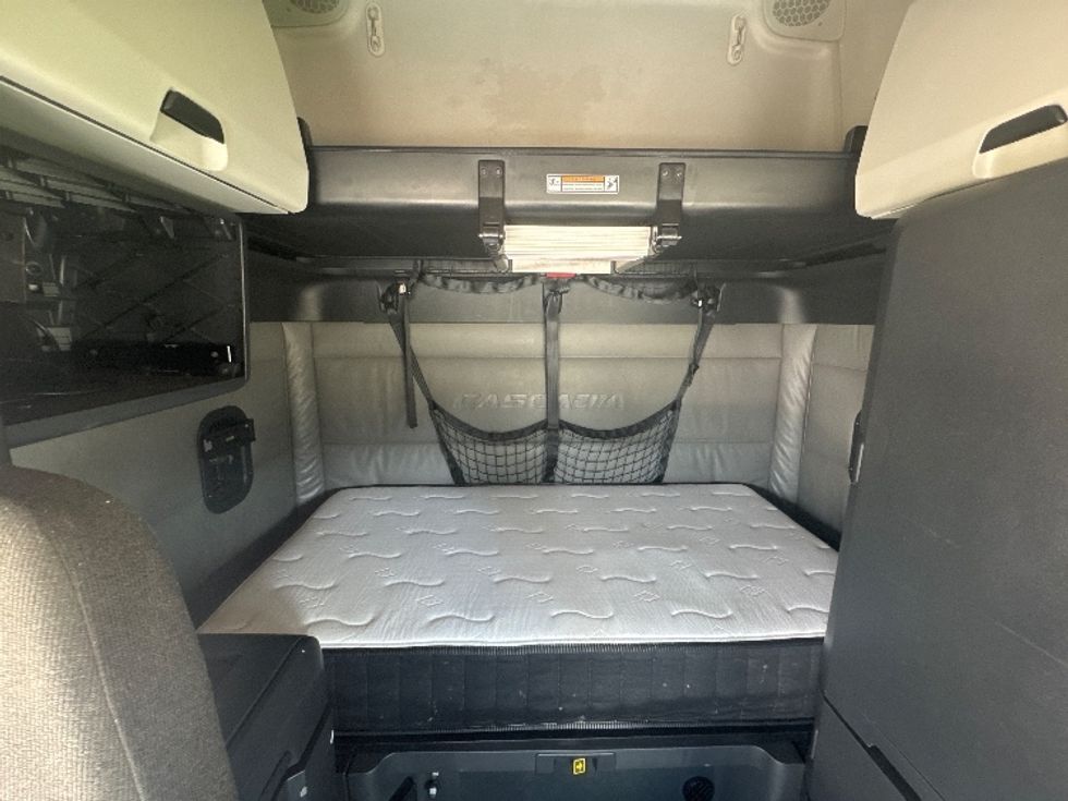 Sleeper Tractor-Heavy Duty Tractors-Freightliner-2022-T12664ST-Houston-TX-390,108\n\t\tmiles-$ 84,750 - Image 16