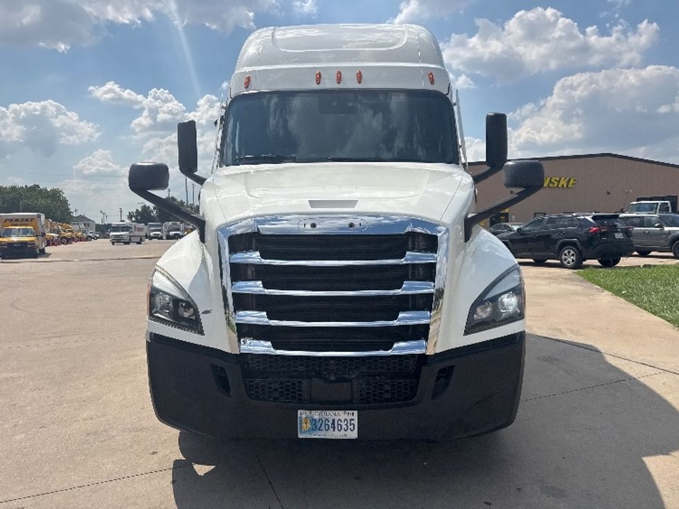 Sleeper Tractor-Heavy Duty Tractors-Freightliner-2022-T12664ST-Houston-TX-390,108\n\t\tmiles-$ 84,750 - Image 2