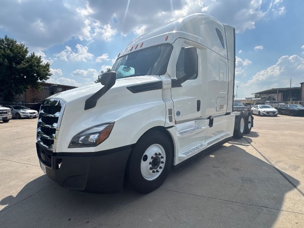Sleeper Tractor-Heavy Duty Tractors-Freightliner-2022-T12664ST-Houston-TX-390,108\n\t\tmiles-$ 84,750 - Image 3