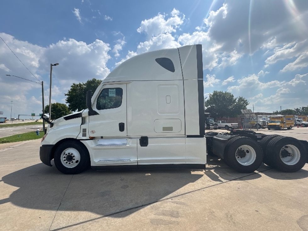 Sleeper Tractor-Heavy Duty Tractors-Freightliner-2022-T12664ST-Houston-TX-390,108\n\t\tmiles-$ 84,750 - Image 4