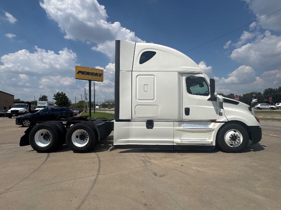 Sleeper Tractor-Heavy Duty Tractors-Freightliner-2022-T12664ST-Houston-TX-390,108\n\t\tmiles-$ 84,750 - Image 8