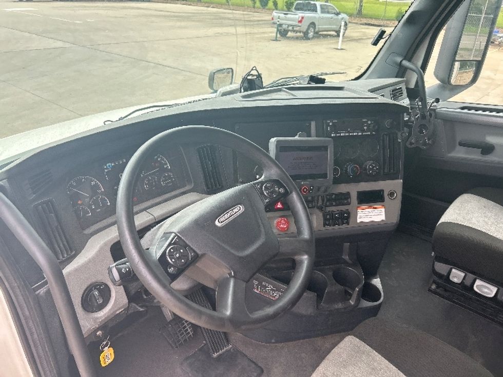 Sleeper Tractor-Heavy Duty Tractors-Freightliner-2022-T12664ST-Houston-TX-410,610\n\t\tmiles-$ 89,000 - Image 10