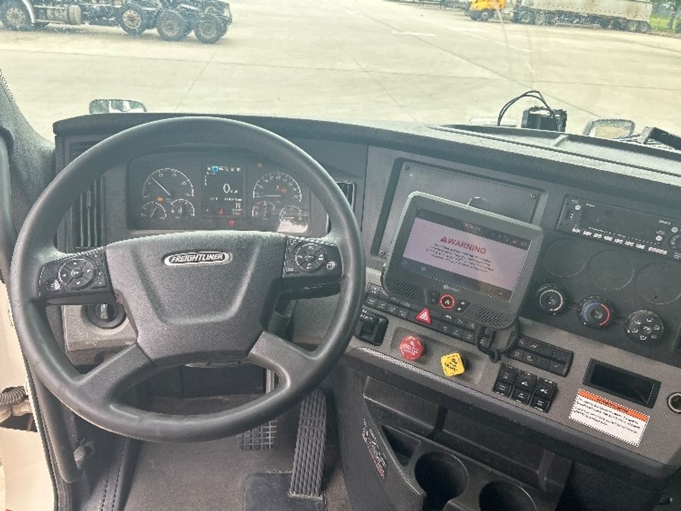 Sleeper Tractor-Heavy Duty Tractors-Freightliner-2022-T12664ST-Houston-TX-410,610\n\t\tmiles-$ 89,000 - Image 11