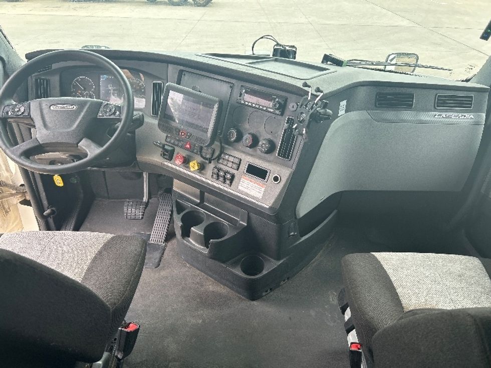 Sleeper Tractor-Heavy Duty Tractors-Freightliner-2022-T12664ST-Houston-TX-410,610\n\t\tmiles-$ 89,000 - Image 12