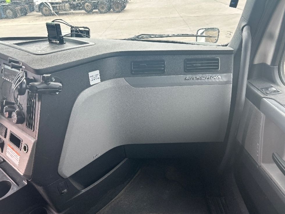 Sleeper Tractor-Heavy Duty Tractors-Freightliner-2022-T12664ST-Houston-TX-410,610\n\t\tmiles-$ 89,000 - Image 14