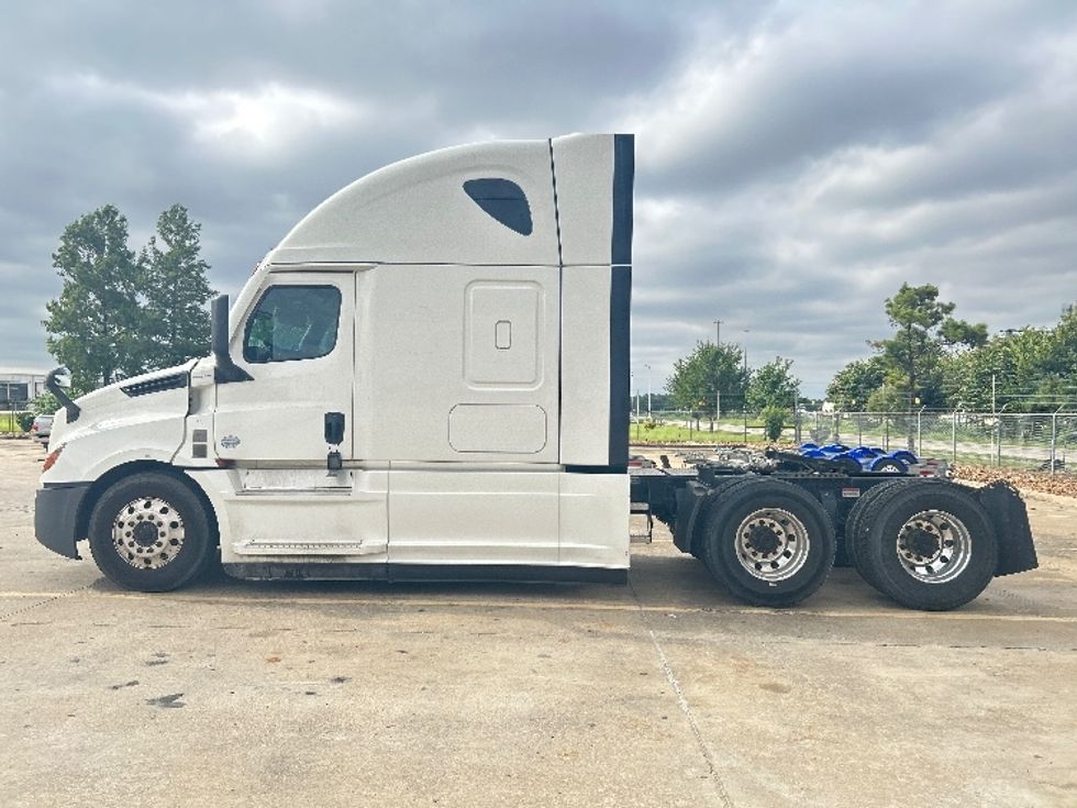 Sleeper Tractor-Heavy Duty Tractors-Freightliner-2022-T12664ST-Houston-TX-410,610\n\t\tmiles-$ 89,000 - Image 4