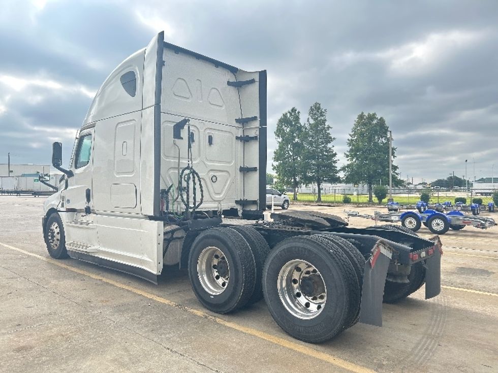 Sleeper Tractor-Heavy Duty Tractors-Freightliner-2022-T12664ST-Houston-TX-410,610\n\t\tmiles-$ 89,000 - Image 5