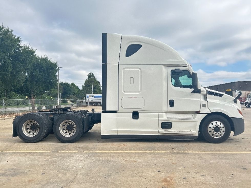 Sleeper Tractor-Heavy Duty Tractors-Freightliner-2022-T12664ST-Houston-TX-410,610\n\t\tmiles-$ 89,000 - Image 8
