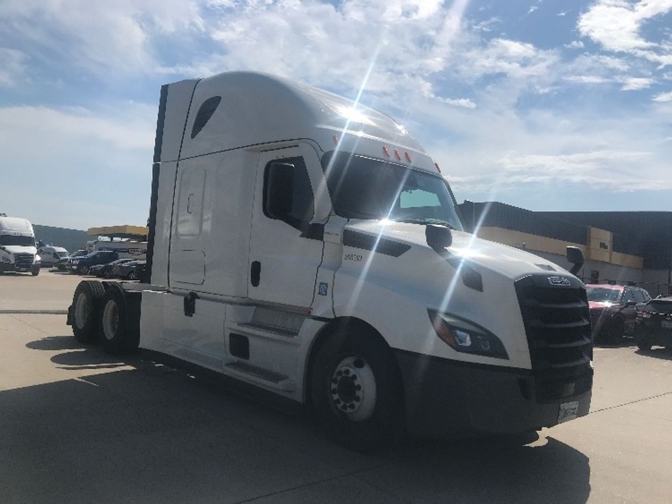 Sleeper Tractor-Heavy Duty Tractors-Freightliner-2022-T12664ST-Houston-TX-412,013\n\t\tmiles-$ 82,500 - Image 1
