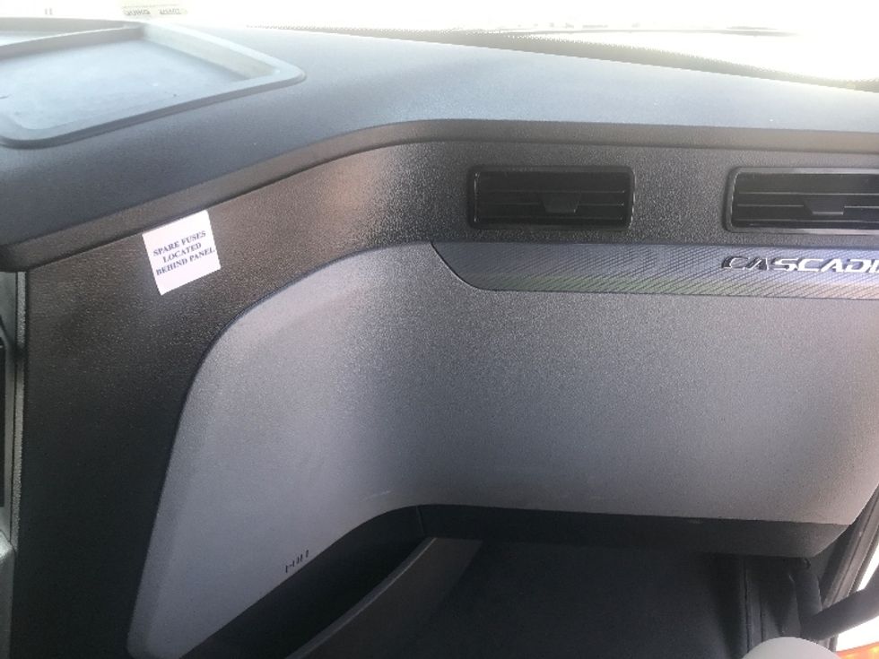 Sleeper Tractor-Heavy Duty Tractors-Freightliner-2022-T12664ST-Houston-TX-412,013\n\t\tmiles-$ 82,500 - Image 14