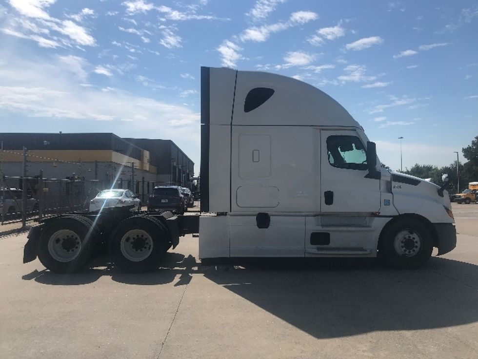 Sleeper Tractor-Heavy Duty Tractors-Freightliner-2022-T12664ST-Houston-TX-412,013\n\t\tmiles-$ 82,500 - Image 8