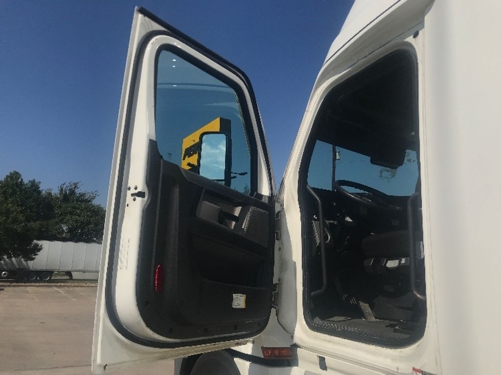 Sleeper Tractor-Heavy Duty Tractors-Freightliner-2022-T12664ST-Houston-TX-412,013\n\t\tmiles-$ 82,500 - Image 9