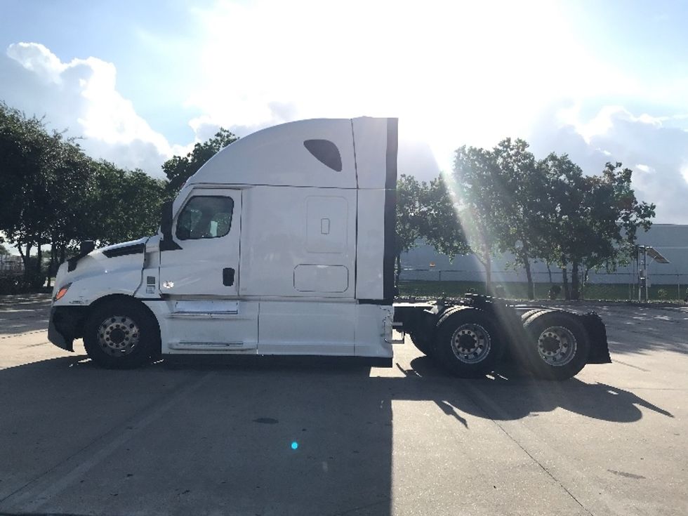 Sleeper Tractor-Heavy Duty Tractors-Freightliner-2022-T12664ST-Houston-TX-490,828\n\t\tmiles-$ 74,250 - Image 4
