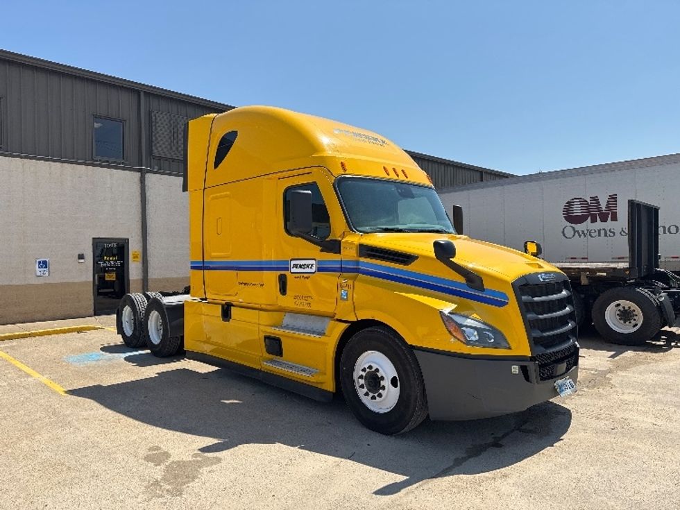 Sleeper Tractor-Heavy Duty Tractors-Freightliner-2022-T12664ST-Houston-TX-549,062\n\t\tmiles-$ 65,500 - Image 1