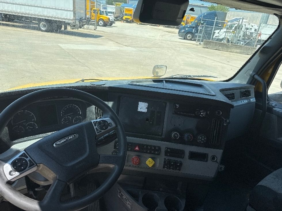 Sleeper Tractor-Heavy Duty Tractors-Freightliner-2022-T12664ST-Houston-TX-549,062\n\t\tmiles-$ 65,500 - Image 11