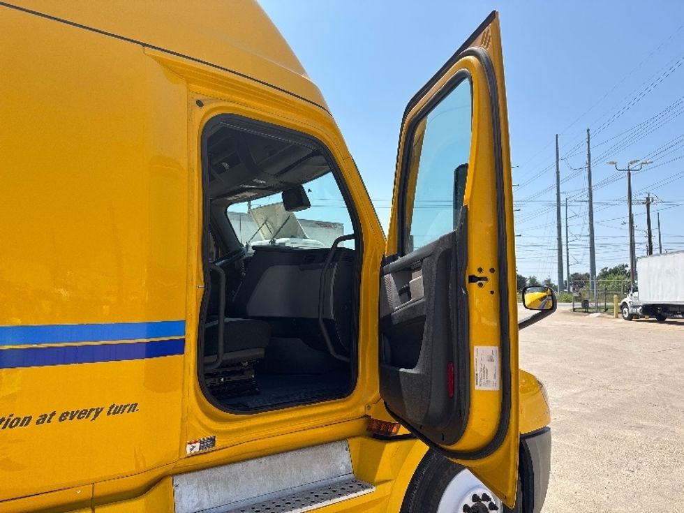Sleeper Tractor-Heavy Duty Tractors-Freightliner-2022-T12664ST-Houston-TX-549,062\n\t\tmiles-$ 65,500 - Image 13