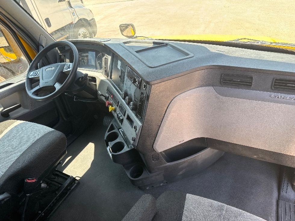 Sleeper Tractor-Heavy Duty Tractors-Freightliner-2022-T12664ST-Houston-TX-549,062\n\t\tmiles-$ 65,500 - Image 15