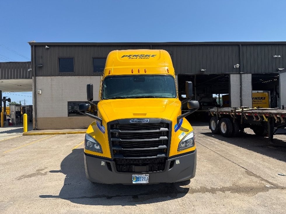 Sleeper Tractor-Heavy Duty Tractors-Freightliner-2022-T12664ST-Houston-TX-549,062\n\t\tmiles-$ 65,500 - Image 2