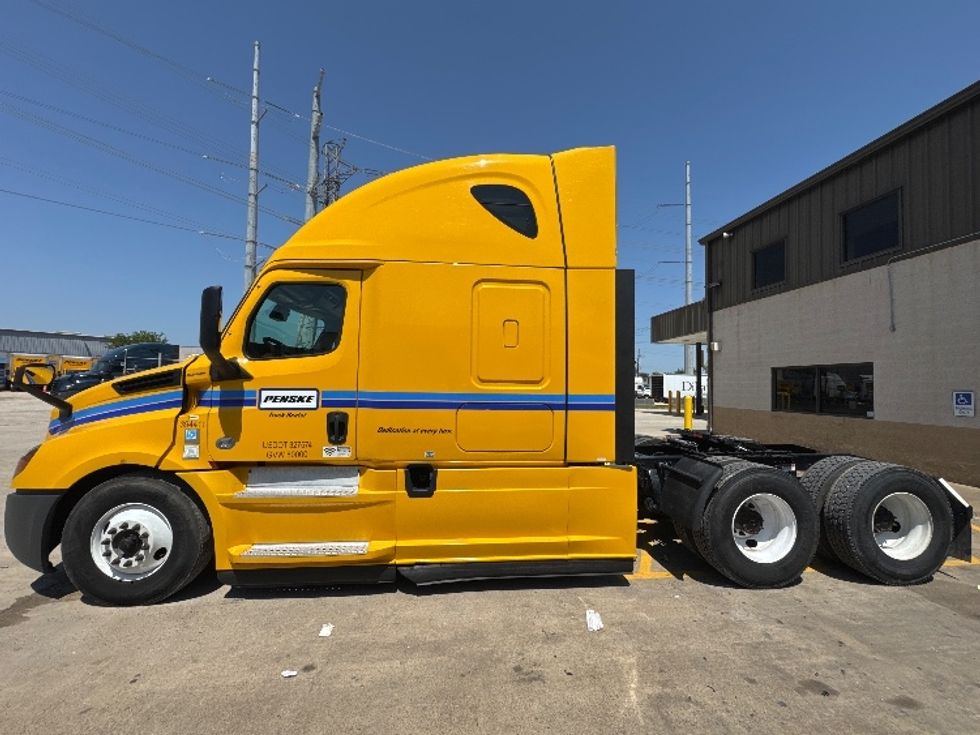 Sleeper Tractor-Heavy Duty Tractors-Freightliner-2022-T12664ST-Houston-TX-549,062\n\t\tmiles-$ 65,500 - Image 4