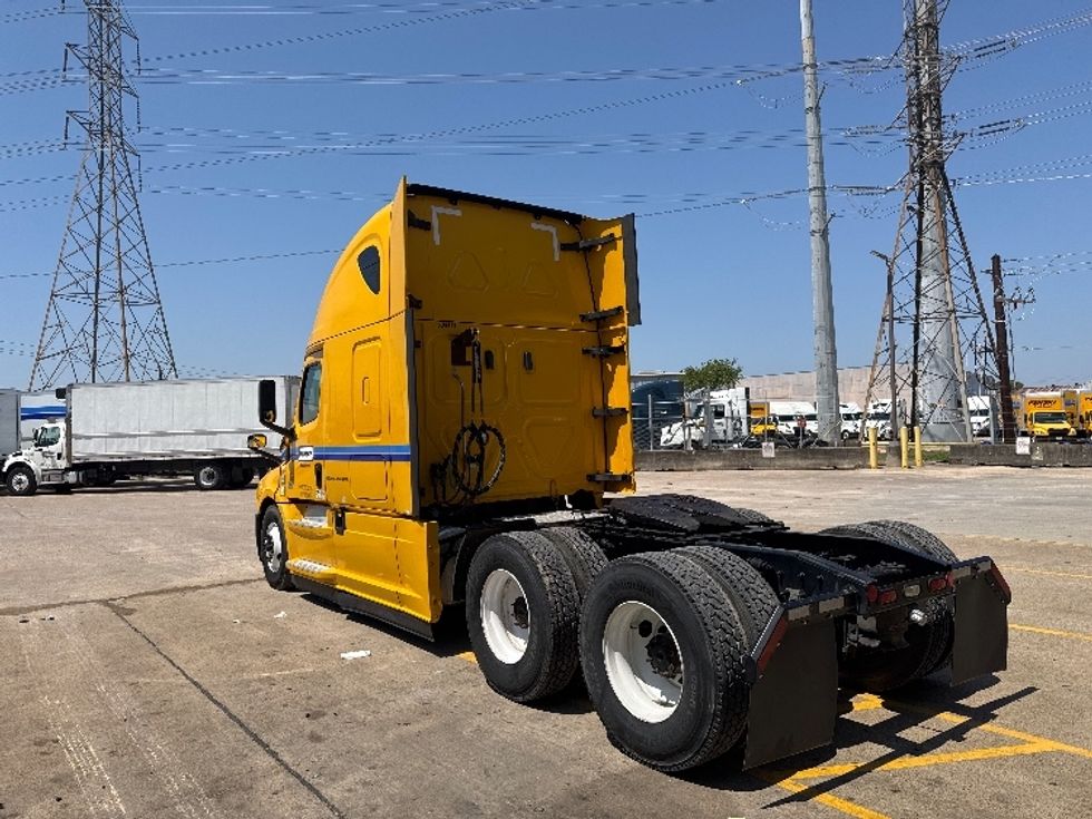 Sleeper Tractor-Heavy Duty Tractors-Freightliner-2022-T12664ST-Houston-TX-549,062\n\t\tmiles-$ 65,500 - Image 5