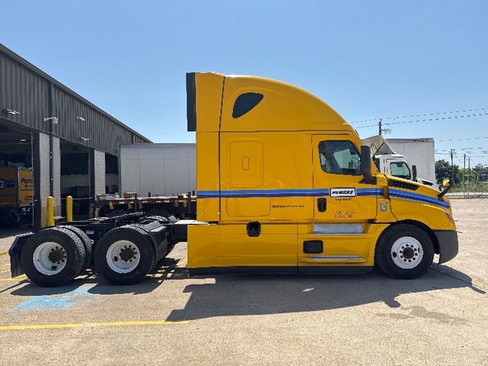 Sleeper Tractor-Heavy Duty Tractors-Freightliner-2022-T12664ST-Houston-TX-549,062\n\t\tmiles-$ 65,500 - Image 8
