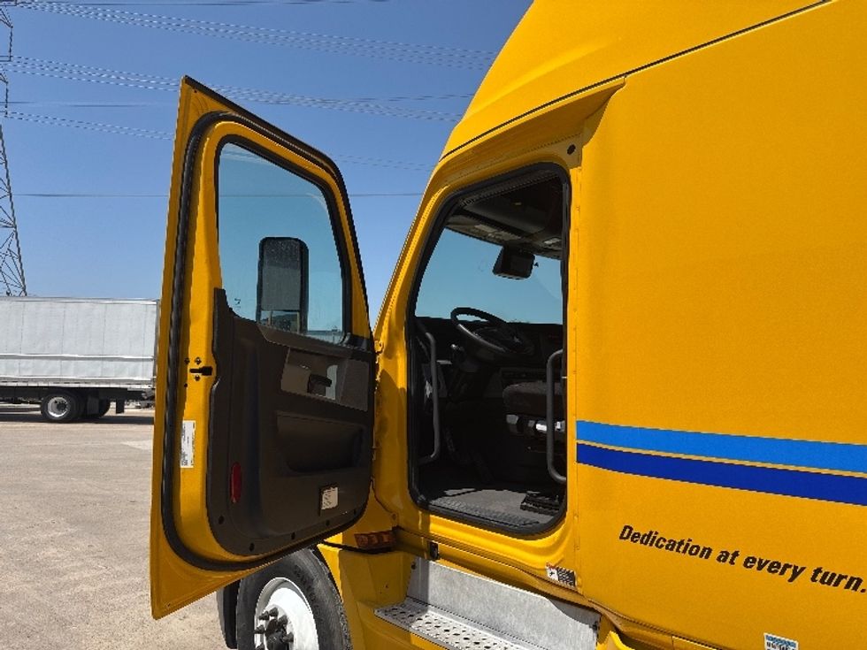 Sleeper Tractor-Heavy Duty Tractors-Freightliner-2022-T12664ST-Houston-TX-549,062\n\t\tmiles-$ 65,500 - Image 9