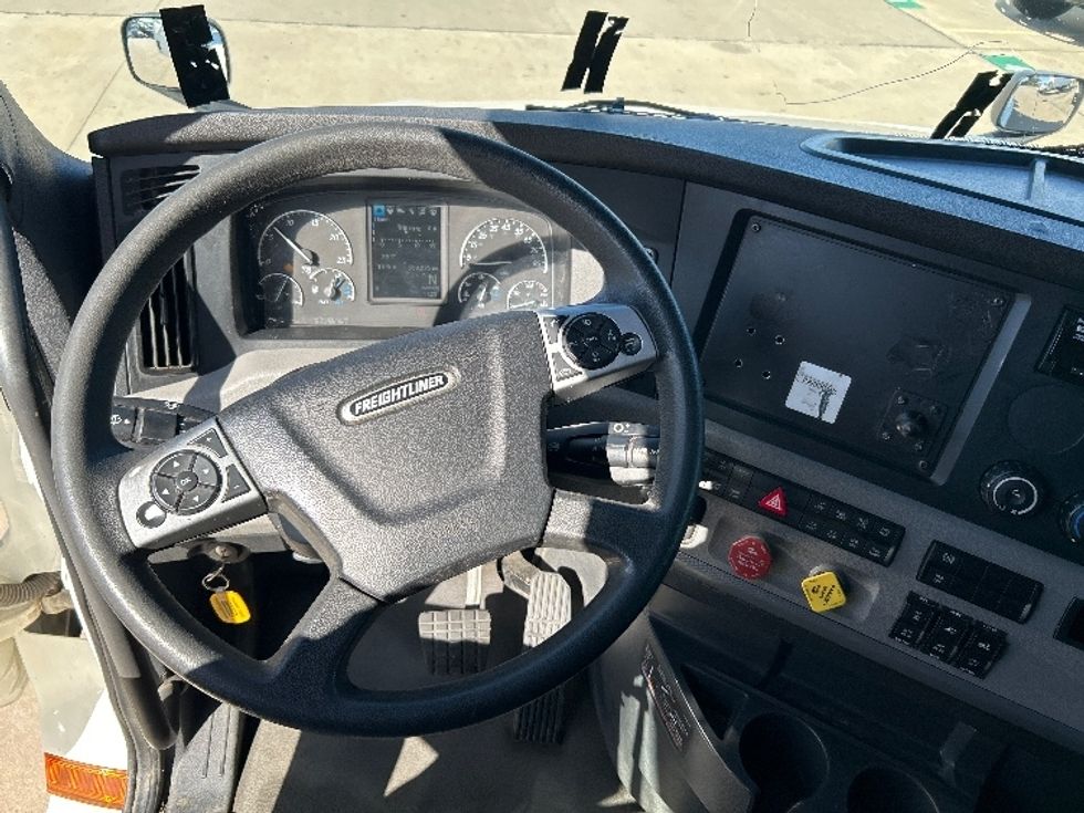 Sleeper Tractor-Heavy Duty Tractors-Freightliner-2022-T12664ST-Houston-TX-558,234\n\t\tmiles-$ 63,500 - Image 11
