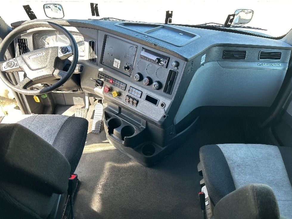 Sleeper Tractor-Heavy Duty Tractors-Freightliner-2022-T12664ST-Houston-TX-558,234\n\t\tmiles-$ 63,500 - Image 12