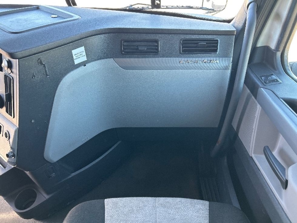 Sleeper Tractor-Heavy Duty Tractors-Freightliner-2022-T12664ST-Houston-TX-558,234\n\t\tmiles-$ 63,500 - Image 14