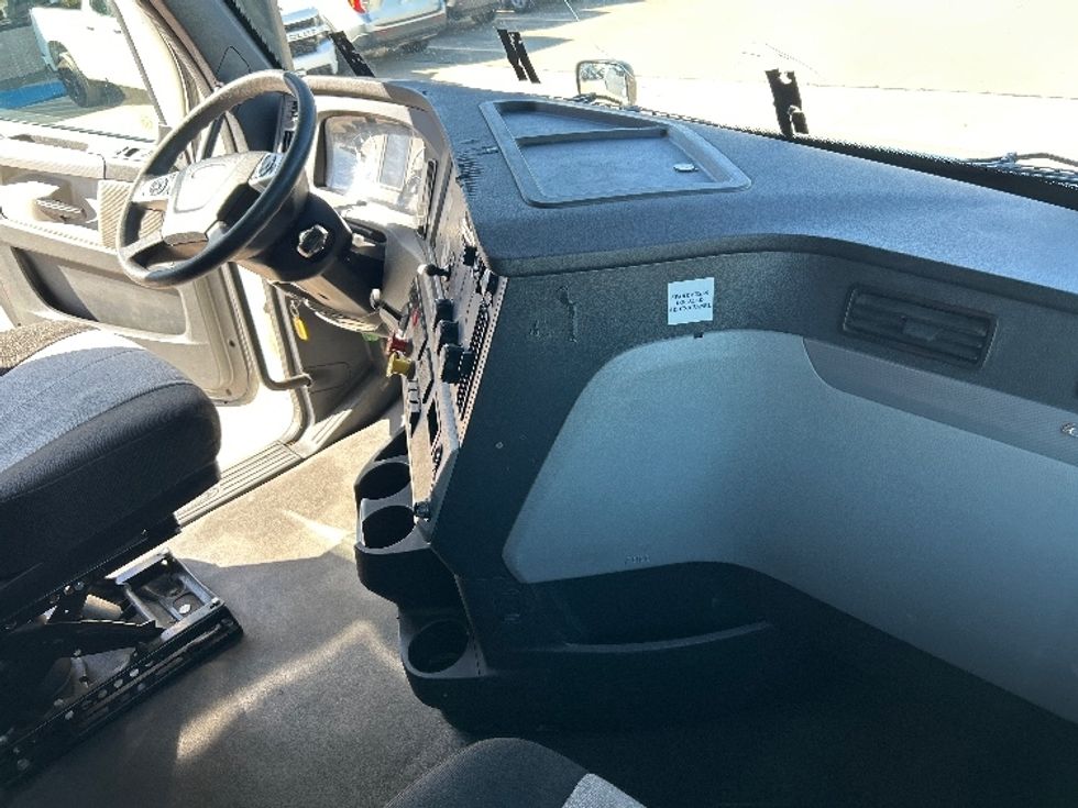 Sleeper Tractor-Heavy Duty Tractors-Freightliner-2022-T12664ST-Houston-TX-558,234\n\t\tmiles-$ 63,500 - Image 15